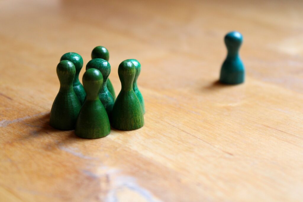 Diskriminace znázorněna pomocí figurek, kdy 7 zelených figurek stojí odděleně od jedné modré.