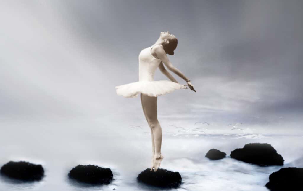 Tanečnice v baletních šatech, tančící v oblacích