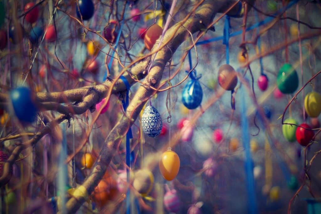 velikonoční vajíčka na stromě