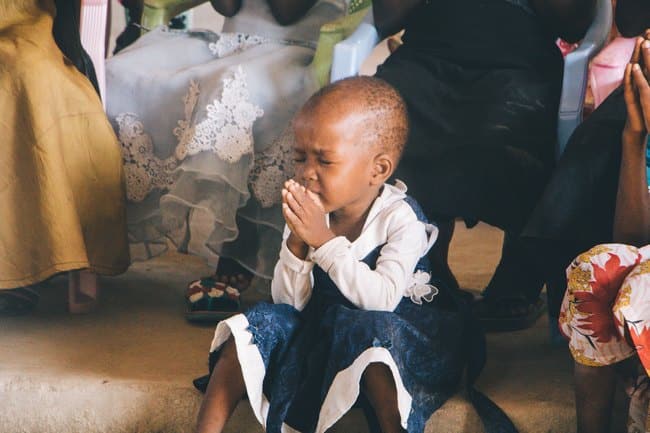 Modlící se dítě.