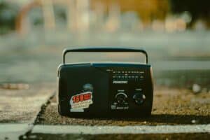 staré rádio položené na zemi