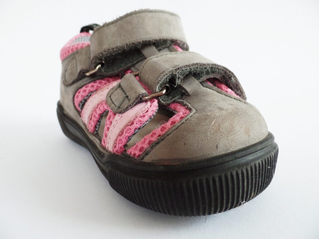 Koženková růžovohnědá dětská obuv na suchý zip.