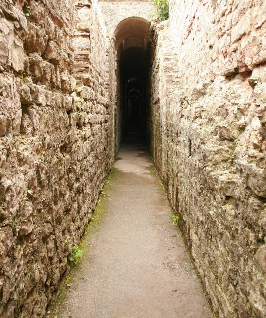 Kamenná cesta s tunelem
