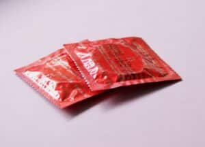 Kondomy zabalené v červeném obale