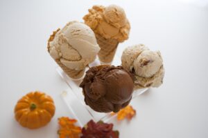 Čtyři druhy čokoládoové zmrzliny v podstavci