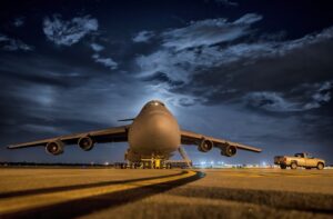 Letadlo na runwayi při startu v noci