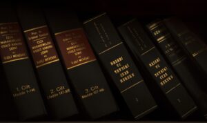 7 tmavých knih zákona v polici