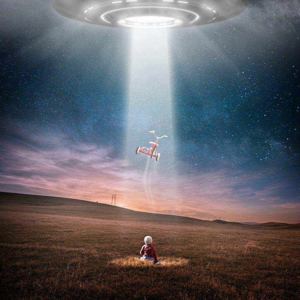 UFO si tahá tříkolku malého batolete.