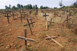 Dřevěné kříže- hřbitov obětí rwandské genocidy
