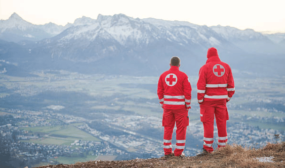Humanitární pracovníci Červeného kříže