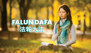 Žena v meditačním sedu zvoleném ze souboru cviků z Falun Gong, sedí v přírodě na zemi se zavřenýma očima a zvednutou dlaní u srdce.