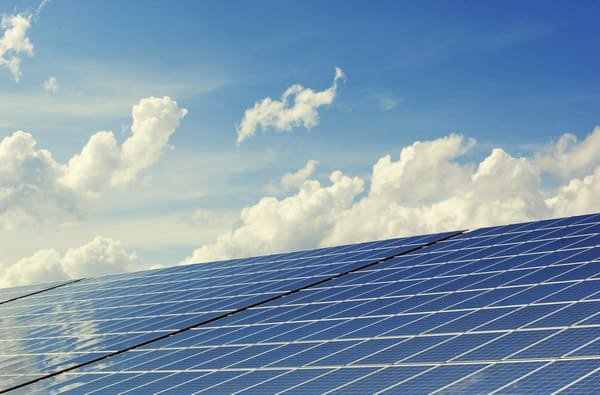 Solární panely pro čerpání energie ze Slunce.