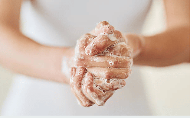 Mytí rukou mýdlem je zásadním preventivním úkonem pro zabránění šíření nemoci.