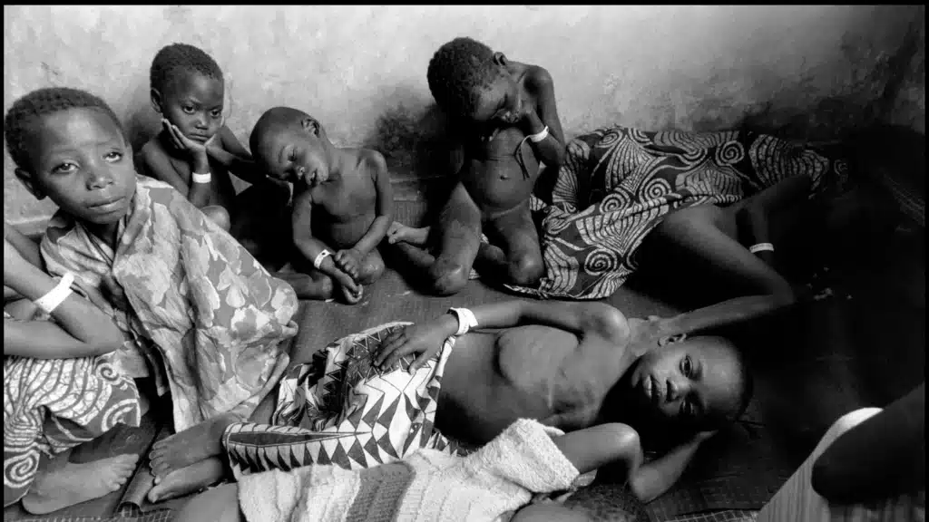 Rwandské děti choulící se v uprchlickém táboře. Mezinárodní den genocidy ve Rwandě.