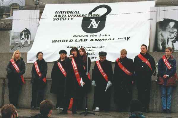 Významní představitelé NAVS na demonstraci za práva laboratorních zvířat- Světový den laboratorních zvířat 1990