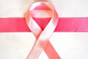 Růžová stuha pro podporu žen potýkajících se s rakovinou prsů.
