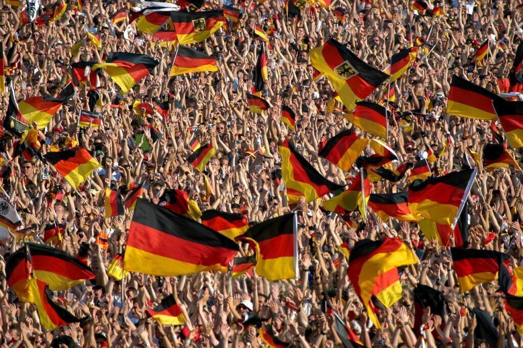 Německé vlajky dav lidí