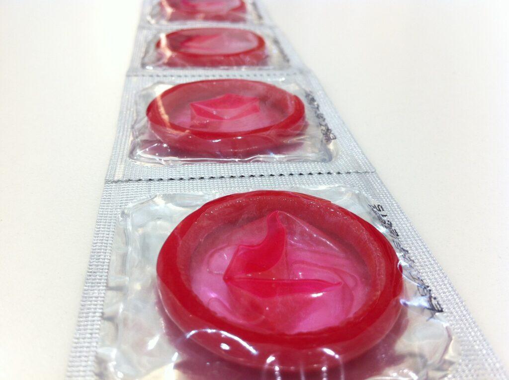 Zabalené růžové kondomy.