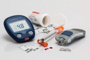 Monitor na měření cukru, léky a injekce pro diabetiky.