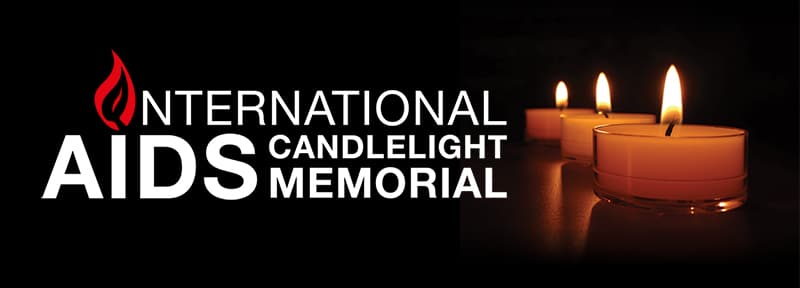 Text: International AIDS candlelight memorial s hořícimi svíčkami