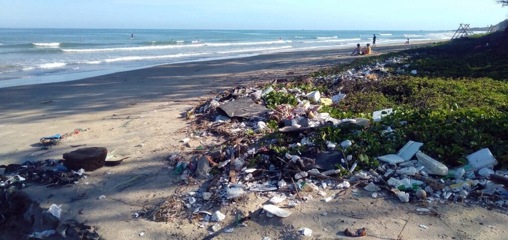 Pláž znečištěná odpadky