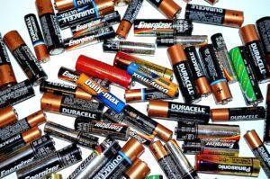 Vysypané různé druhy a značky tužkových baterií.