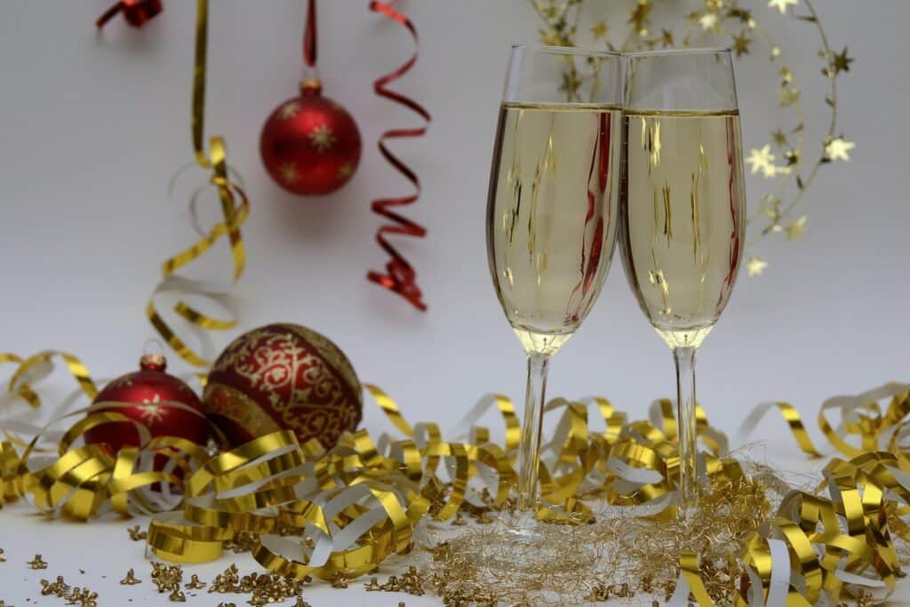 Dvě sklenky se šampaňským se silvestrovskou výzdobou na Nový rok v Rakousku.