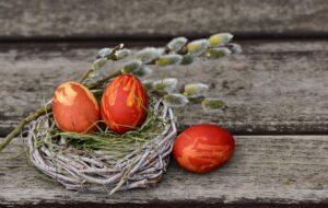 Tři červené vejce v ošatce připravené na Velikonoční pondělí.