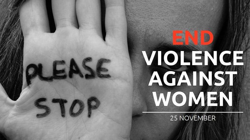 Dlaň s nápisem "Please stop". Mezinárodní den za odstranění na ženách.