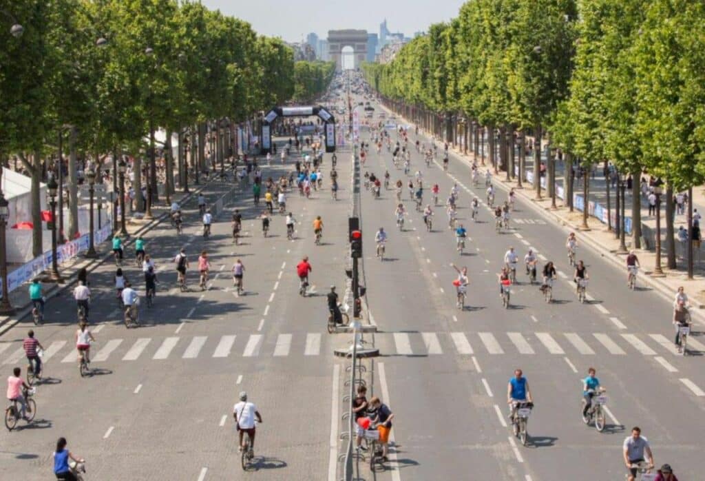 Pařížská dopravní tepna bez aut pouze s cyklisty