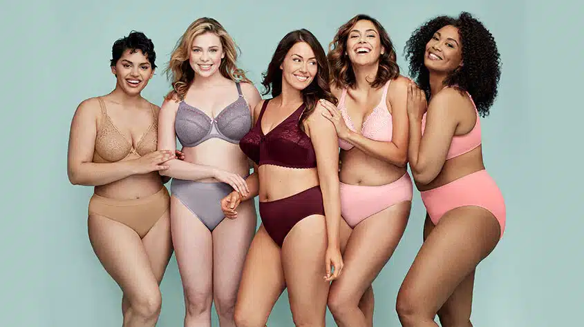 Pět žen různé barvy pleti ve spodním prádle.