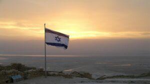 Vlajka s židovskou hvězdou při západu Slunce.