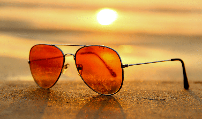 Sluneční brýle chrání náš zrak přes UV zářením.
