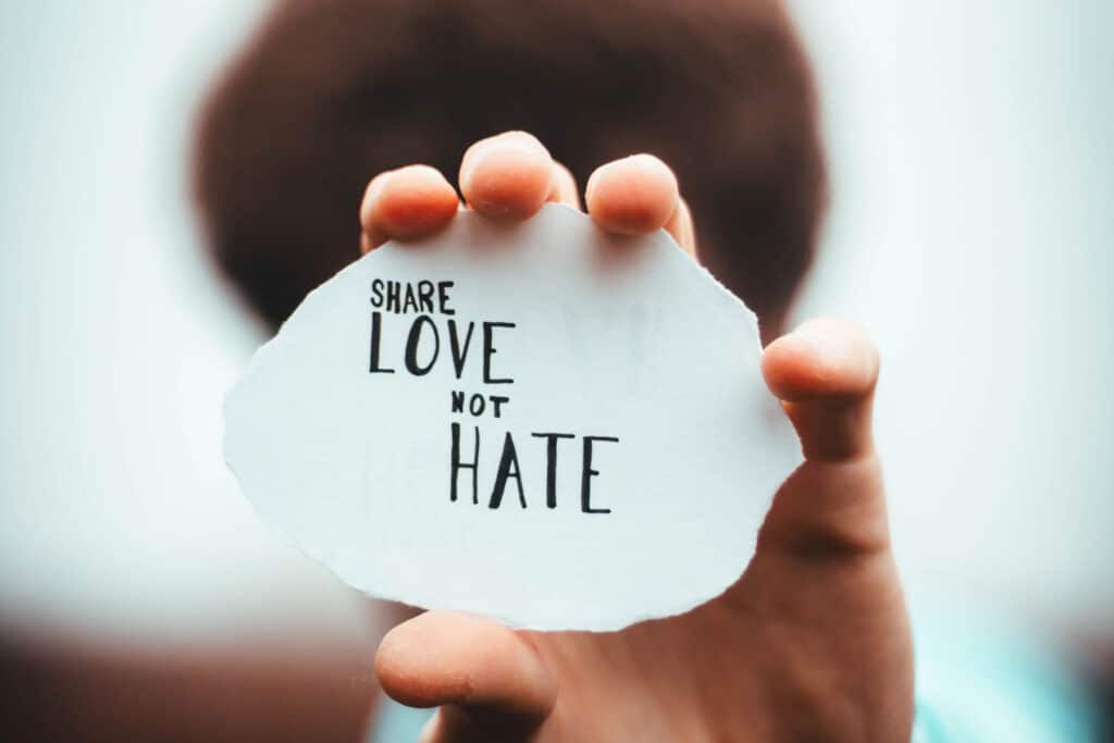 Sdílej lásku ne nenávist.