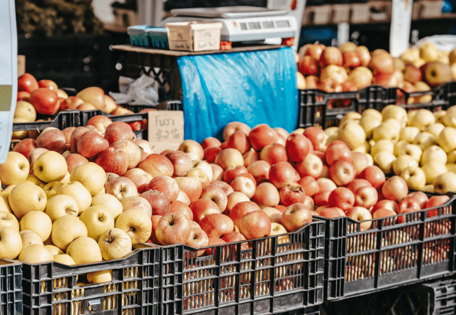 Farmářské trhy jsou plné původních odrůd ovoce.
