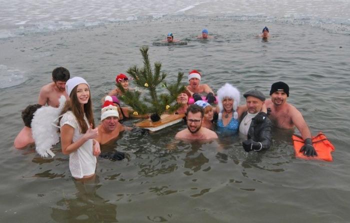 Koupání ve studené vodě na 2. svátek vánoční.