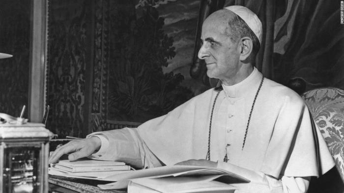 Papež Pavel VI. podepisuje dokument k založení Světového dne míru.