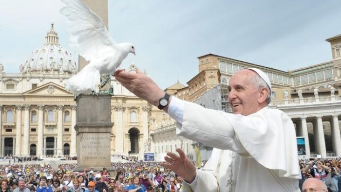 Papež František vypouští holubici míru.
